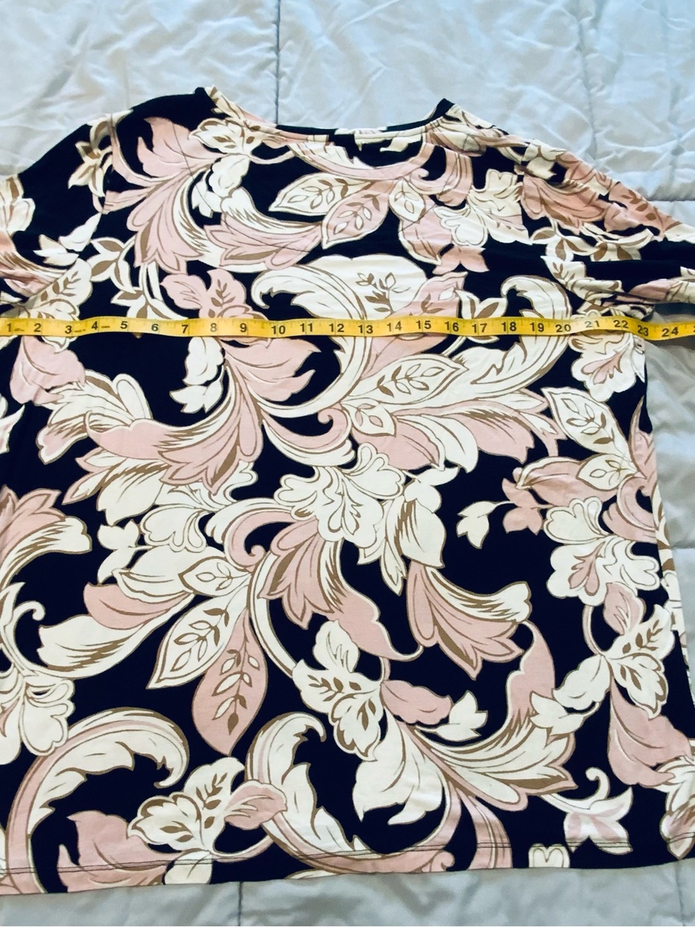 Chicos Touch Of Cool Swirl Layering Tee Black White Pink Gold Floral Size 3 (XL) - Picture 4 of 7